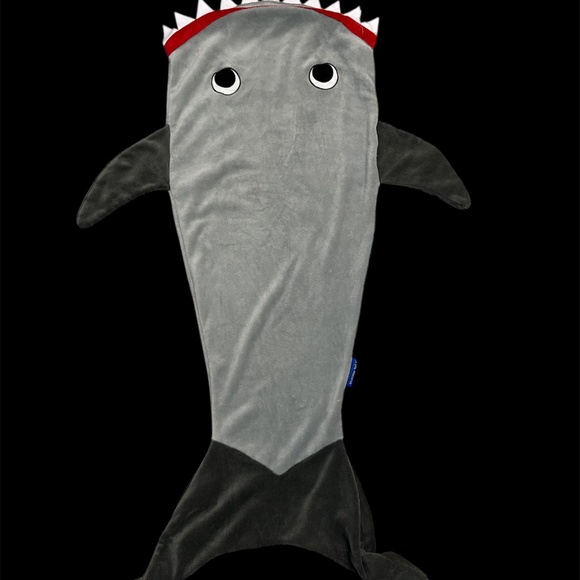 Shark Blankie Tail for Kids - Picture 4 of 5